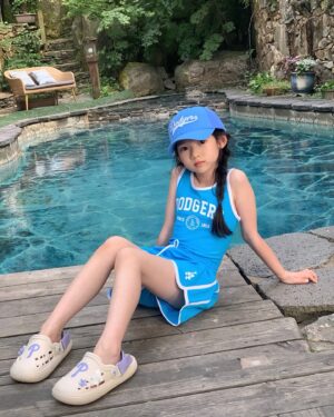 Choi So-yul Instagram - #협찬 @mlbkids_kr 

MLBKIDS 의 스윔웨어 세트와 함께 물놀이 시즌 스타트 🩵

첫사진은 하언이가 찍어준 소듕한 한컷 🫶🏻

#슈퍼팬키즈#SUPERFANKIDS#MLB키즈래쉬가드#MLB키즈수영복 #MLB키즈모자#MLB키즈샌들#물놀이샌들 #호텔수영장#수영장#워터파크#물놀이