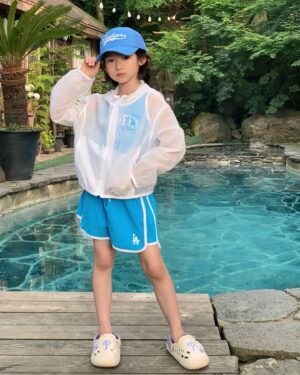 Choi So-yul Instagram - #협찬 @mlbkids_kr 

MLBKIDS 의 스윔웨어 세트와 함께 물놀이 시즌 스타트 🩵

첫사진은 하언이가 찍어준 소듕한 한컷 🫶🏻

#슈퍼팬키즈#SUPERFANKIDS#MLB키즈래쉬가드#MLB키즈수영복 #MLB키즈모자#MLB키즈샌들#물놀이샌들 #호텔수영장#수영장#워터파크#물놀이