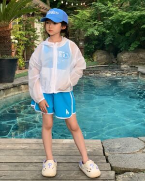 Choi So-yul Instagram - #협찬 @mlbkids_kr 

MLBKIDS 의 스윔웨어 세트와 함께 물놀이 시즌 스타트 🩵

첫사진은 하언이가 찍어준 소듕한 한컷 🫶🏻

#슈퍼팬키즈#SUPERFANKIDS#MLB키즈래쉬가드#MLB키즈수영복 #MLB키즈모자#MLB키즈샌들#물놀이샌들 #호텔수영장#수영장#워터파크#물놀이