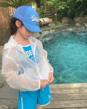 Choi So-yul Instagram - #협찬 @mlbkids_kr 

MLBKIDS 의 스윔웨어 세트와 함께 물놀이 시즌 스타트 🩵

첫사진은 하언이가 찍어준 소듕한 한컷 🫶🏻

#슈퍼팬키즈#SUPERFANKIDS#MLB키즈래쉬가드#MLB키즈수영복 #MLB키즈모자#MLB키즈샌들#물놀이샌들 #호텔수영장#수영장#워터파크#물놀이