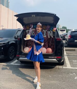 Choi Yoon-young Instagram - 👑
열심히 일해 준 것도 고마운데
공주님 만들어주구 깜짝파티에 선물까지…
정말 너무 고마워 
내 세린팀식구들🫶🏻🥹💕
긴시간 너무 고생했어 너넨 진짜 짱이었어!!!!😍

세린아 안녕 우리 헤어져.. 
이제 … 윤영이로 돌아갈 시간…🙋🏻‍♀️

#비밀의여자 는 마지막까지 재밋게 시청해주세요🥰