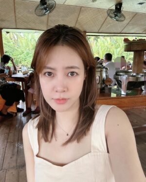 Choi Yoon-young Instagram - 또 떠나고 싶다🛫