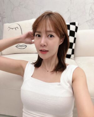 Choi Yoon-young Instagram - 요즘 집순이🤍