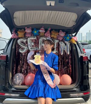 Choi Yoon-young Instagram - 👑
열심히 일해 준 것도 고마운데
공주님 만들어주구 깜짝파티에 선물까지…
정말 너무 고마워 
내 세린팀식구들🫶🏻🥹💕
긴시간 너무 고생했어 너넨 진짜 짱이었어!!!!😍

세린아 안녕 우리 헤어져.. 
이제 … 윤영이로 돌아갈 시간…🙋🏻‍♀️

#비밀의여자 는 마지막까지 재밋게 시청해주세요🥰