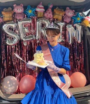 Choi Yoon-young Instagram - 👑
열심히 일해 준 것도 고마운데
공주님 만들어주구 깜짝파티에 선물까지…
정말 너무 고마워 
내 세린팀식구들🫶🏻🥹💕
긴시간 너무 고생했어 너넨 진짜 짱이었어!!!!😍

세린아 안녕 우리 헤어져.. 
이제 … 윤영이로 돌아갈 시간…🙋🏻‍♀️

#비밀의여자 는 마지막까지 재밋게 시청해주세요🥰