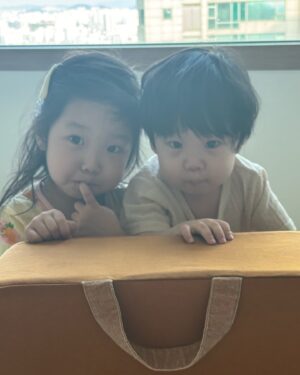 Choi Hee Instagram - 아직 토요일 맞죠..? ㅎㅎㅎㅎ 
왜 일요일같은 기분이^^ ㅋㅋㅋㅋㅋㅋㅋ

남편이 시댁 안가서 자유부인 무산 🤣🤣🤣

하루종일 애들이랑 놀고
토밤 아까워서 밤 12시 지금까지 
졸린 눈 비벼가며 하고 싶었던 것들 하고 있습니다 ㅋㅋ