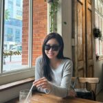 Choi Hee Instagram – 저 베이글 진짜 좋아하거든요 ㅎㅎㅎㅎ
아침부터 애들 준비시켜서 베이글 오픈런 하러왔어요 🥨
아침 애들데리고 나오기 난이도.. 아시죠?
그 난이도를 이길만큼 베이글 맛집이에요..!!!!!
특히 무화과 베이글 넘 좋아하는데 최고.. 잠봉뵈르도 맛나고요.

마곡에 #베이글리스트 예요 ㅎㅎ

월요일 오픈할 스프링 스트링스 미리 보여드리려고
흐린 날에도 꿋꿋이 선글라스 쓰고 있어요 ㅋㅋㅋ

힙해보이고 부은 얼굴도 가려지고 좋은데요? 😆

두가지 디자인 네가지 컬러인데
첫번째는 진짜 트렌디하고 힙해보이고요.
두번째는 클래식하고 우아한 디자인이에요.

뭘 좋아하실지 몰라 둘다 준비해왔어요🤍

가격도 18만원대로 다른 브랜드 선글라스에 비해 
넘넘 좋죠?😆

📌스프링스트링스는 다음주 월요일 10시에 올게요!
