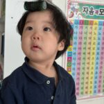 Choi Hee Instagram - 많이 본 얼굴인데….. 저 닮은거 같기도 하고 님편 판박이인것 같기도 하고… 또복이는 피부가 서후랑 달리 엄청 예민해요.. 햇빛 알러지도 있는 것 같고 조금만 컨디션 바껴도 금새 피부가 뒤집히고 오돌토돌 올라와요… 아토피가 있는건 아닌지 주의깊게 보고 있는데 차앤맘 제품 쓰면서 진짜 많이 좋아졌고 자극받아 올라와도 금새 가라앉더라구요. 정말 진정 보습에 최고예요 🤍 차앤맘은 내일까지예요! 7만원 이상 구매자가 가장 많으세요 😊 비오틴 구미 본품 증정 진짜 엄청 큰 혜택인데 꼭꼭 모두 챙기세요!