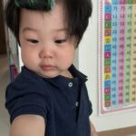 Choi Hee Instagram - 많이 본 얼굴인데….. 저 닮은거 같기도 하고 님편 판박이인것 같기도 하고… 또복이는 피부가 서후랑 달리 엄청 예민해요.. 햇빛 알러지도 있는 것 같고 조금만 컨디션 바껴도 금새 피부가 뒤집히고 오돌토돌 올라와요… 아토피가 있는건 아닌지 주의깊게 보고 있는데 차앤맘 제품 쓰면서 진짜 많이 좋아졌고 자극받아 올라와도 금새 가라앉더라구요. 정말 진정 보습에 최고예요 🤍 차앤맘은 내일까지예요! 7만원 이상 구매자가 가장 많으세요 😊 비오틴 구미 본품 증정 진짜 엄청 큰 혜택인데 꼭꼭 모두 챙기세요!