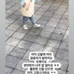 Choi Hee Instagram - 🔔네이티브슈즈 D-1🔔 이번 여행지에서도 ’와 진짜 좋다‘ 라고 느낀 네이티브 슈즈! 네이티브 슈즈는 캐나다에서 온 친환경 슈즈예요. 2009년 런칭 이후 안젤리나졸리, 브래드피트, 휴잭맨 등 셀럽들이 착용하는걸로 유명하고 또 미국 엄마들 사이에서도 엄청나게 인기를 끌고 있는 제품이에요. 한국에서는 일명 ’강남 유치원 신발‘로 입소문을 탔는데, 지금은 국민아기여름슈즈로 큰 사랑을 받고 있어요! 실제로 저희 동네에서도 네이티브 신은 아이들을 하루에도 몇번씩 보고, 서후 유치원에도 많은 친구들이 네이티브 슈즈를 실내화로 신더라구요. 저도 서후, 태주 모두 잘 신기고 있는데 특히 아직 걷기가 익숙치 않아 신발 불편한거 신기면 고장난 강아지처럼 어색해져버리는 태주도 네이티브 슈즈는 편한지 엄청 잘 걸어요😆 1️⃣네이티브 슈즈는 물에 젖지 않는 친환경 컴파운드 항균 소재 원료를 빵을 오븐에 굽듯이 3D로 한번에 구워내요. 빵도 뜯어보면 사이사이 공기가 들어간 구멍이 있어서 부드럽잖아요. 그것처럼 신발 전체에 말랑한 공기층이 생겨서 네이티브 슈즈도 매우 부드럽고 편안해요. 딱딱하고 거친 신발 대신 부드러운 네이티브 슈즈를 신겨주세요! 2️⃣아이들 신발은 쉽게 더러지워지기 마련이죠. 세척이 편해야해요. 네이티브 슈즈는 우선 물에 젖지 않는 소재라서, 좋고요. 세척도 쉬워요. 저처럼 물티슈로 슥슥 몇번 닦아주시면 금새 깨끗해지고요. 흐르는 물에 솔로 씻으면 새것처럼 깨끗해져요! 제 친구는 다이소 소독티슈로 슥슥 닦는다고 하는데 그것도 좋은 방법이고요. 3️⃣네이티브 슈즈는 일주일 정도 착화하고 다니면 발모양에 맞춰 신발이 성형되어요. 아이들 발은 워낙 여리기때문에 처음 일주일 정도는 양말을 신고 신겨주세요. 그뒤 신발이 자연스럽게 발모양에 맞춰 성형되면 맨발로 신기셔도 돼요. 저는 서후 태주 모두 여린 발 까지거나 그런 것 없이 잘 신기고 있어요. 4️⃣가볍고 탄성좋은 EVA 소재를 사용했어요. 도톰한 EVA 바닥층으로 충격흡수가 뛰어나 아이들이 뛰어놀기에도 좋고, 150개의 공기구멍이 있어 여름 내내 쾌적하게 신을 수 있어요. 또 이 구멍에 지비츠로 꾸미시는 분들도 많더라구요. 저는 네이티브 슈즈는 그 자체로도 너무 예뻐서 따로 지비츠 해주진 않았는데, 좋아하는 아이들은 지비츠도 가능해요! 5️⃣제퍼슨(기본컬러) / 제퍼슨 슈가라이트(파스텔컬러) / 제퍼슨 블링(펄컬러) 세가지 종류가 있어요. 제퍼슨 블링은 특히 백화점 등 오프라인 전용 상품이라 공구로는 만나기 어려웠는데 이번 마켓에 포함됐으니 꼭 구매하셔요! 🤍 진짜 예쁩니다.. ㅎㅎㅎ 반짝이 떨어지냐고 많이 물어보시는데 이런 종류의 신발이 아예 안떨어진다곤 할 수 없지만 저희집 반짝이 신발 중 가장 안떨어지고 손으로 문대도 안묻어날 정도로 떨어짐이 거의 없습니다. 그치만 이런 부분에 예민하시다면 다른 라인으로 추천드려요. 저는 슈가라이트랑 블링 두개씩 구매해서 실내화, 실외화로 각각 잘 신기고 있어요. 📌네이티브 슈즈는 월요일 오전 10시 오픈입니다. 📌사이즈 등 체크하실게 있으실 것 같아 선착순 이벤트 대신 구매인증 이벤트로 변경하기로 했습니다. 구매인증 해주신 20분께 추첨을 통해 스타벅스 커피쿠폰 증정합니다. 구매인증 피드는 내일 오픈 피드로 올릴게요. 📌사이즈가 품절되면 재입고는 어렵습니다. 선착순 이벤트는 아니지만 사이즈별 품절 예상돼요… 빠르게 구매해주세요. 🤍 👉미리보기 열어두었습니다. 상단 고정피드에 알림받기 기능 켜 두었어요. 😉