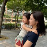 Choi Hee Instagram - 컨디션이 안좋은것 같아서 조퇴시키고 데리고 왔는데 저 보더니 쌩쌩하게 살아나네요 ㅎㅎㅎ 벌써 꾀병인거니…? 🤣🤣🤣