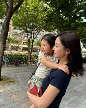 Choi Hee Instagram - 컨디션이 안좋은것 같아서
조퇴시키고 데리고 왔는데

저 보더니 쌩쌩하게 살아나네요 ㅎㅎㅎ

벌써 꾀병인거니…? 🤣🤣🤣