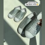 Choi Hee Instagram - 🔔네이티브슈즈 D-1🔔 이번 여행지에서도 ’와 진짜 좋다‘ 라고 느낀 네이티브 슈즈! 네이티브 슈즈는 캐나다에서 온 친환경 슈즈예요. 2009년 런칭 이후 안젤리나졸리, 브래드피트, 휴잭맨 등 셀럽들이 착용하는걸로 유명하고 또 미국 엄마들 사이에서도 엄청나게 인기를 끌고 있는 제품이에요. 한국에서는 일명 ’강남 유치원 신발‘로 입소문을 탔는데, 지금은 국민아기여름슈즈로 큰 사랑을 받고 있어요! 실제로 저희 동네에서도 네이티브 신은 아이들을 하루에도 몇번씩 보고, 서후 유치원에도 많은 친구들이 네이티브 슈즈를 실내화로 신더라구요. 저도 서후, 태주 모두 잘 신기고 있는데 특히 아직 걷기가 익숙치 않아 신발 불편한거 신기면 고장난 강아지처럼 어색해져버리는 태주도 네이티브 슈즈는 편한지 엄청 잘 걸어요😆 1️⃣네이티브 슈즈는 물에 젖지 않는 친환경 컴파운드 항균 소재 원료를 빵을 오븐에 굽듯이 3D로 한번에 구워내요. 빵도 뜯어보면 사이사이 공기가 들어간 구멍이 있어서 부드럽잖아요. 그것처럼 신발 전체에 말랑한 공기층이 생겨서 네이티브 슈즈도 매우 부드럽고 편안해요. 딱딱하고 거친 신발 대신 부드러운 네이티브 슈즈를 신겨주세요! 2️⃣아이들 신발은 쉽게 더러지워지기 마련이죠. 세척이 편해야해요. 네이티브 슈즈는 우선 물에 젖지 않는 소재라서, 좋고요. 세척도 쉬워요. 저처럼 물티슈로 슥슥 몇번 닦아주시면 금새 깨끗해지고요. 흐르는 물에 솔로 씻으면 새것처럼 깨끗해져요! 제 친구는 다이소 소독티슈로 슥슥 닦는다고 하는데 그것도 좋은 방법이고요. 3️⃣네이티브 슈즈는 일주일 정도 착화하고 다니면 발모양에 맞춰 신발이 성형되어요. 아이들 발은 워낙 여리기때문에 처음 일주일 정도는 양말을 신고 신겨주세요. 그뒤 신발이 자연스럽게 발모양에 맞춰 성형되면 맨발로 신기셔도 돼요. 저는 서후 태주 모두 여린 발 까지거나 그런 것 없이 잘 신기고 있어요. 4️⃣가볍고 탄성좋은 EVA 소재를 사용했어요. 도톰한 EVA 바닥층으로 충격흡수가 뛰어나 아이들이 뛰어놀기에도 좋고, 150개의 공기구멍이 있어 여름 내내 쾌적하게 신을 수 있어요. 또 이 구멍에 지비츠로 꾸미시는 분들도 많더라구요. 저는 네이티브 슈즈는 그 자체로도 너무 예뻐서 따로 지비츠 해주진 않았는데, 좋아하는 아이들은 지비츠도 가능해요! 5️⃣제퍼슨(기본컬러) / 제퍼슨 슈가라이트(파스텔컬러) / 제퍼슨 블링(펄컬러) 세가지 종류가 있어요. 제퍼슨 블링은 특히 백화점 등 오프라인 전용 상품이라 공구로는 만나기 어려웠는데 이번 마켓에 포함됐으니 꼭 구매하셔요! 🤍 진짜 예쁩니다.. ㅎㅎㅎ 반짝이 떨어지냐고 많이 물어보시는데 이런 종류의 신발이 아예 안떨어진다곤 할 수 없지만 저희집 반짝이 신발 중 가장 안떨어지고 손으로 문대도 안묻어날 정도로 떨어짐이 거의 없습니다. 그치만 이런 부분에 예민하시다면 다른 라인으로 추천드려요. 저는 슈가라이트랑 블링 두개씩 구매해서 실내화, 실외화로 각각 잘 신기고 있어요. 📌네이티브 슈즈는 월요일 오전 10시 오픈입니다. 📌사이즈 등 체크하실게 있으실 것 같아 선착순 이벤트 대신 구매인증 이벤트로 변경하기로 했습니다. 구매인증 해주신 20분께 추첨을 통해 스타벅스 커피쿠폰 증정합니다. 구매인증 피드는 내일 오픈 피드로 올릴게요. 📌사이즈가 품절되면 재입고는 어렵습니다. 선착순 이벤트는 아니지만 사이즈별 품절 예상돼요… 빠르게 구매해주세요. 🤍 👉미리보기 열어두었습니다. 상단 고정피드에 알림받기 기능 켜 두었어요. 😉