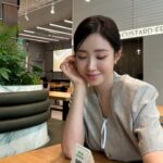 Choi Hee Instagram - 아직 3시지만 오늘 하루 요약 . Zip 설화수 라이브 넘 잘돼서 기분 좋게 퇴근해서 엄마랑 점심 먹고… 커피한잔 하고… 엄마가 사진을 엄청 잘 찍으시죠 ㅎㅎ 차앤맘도 오픈 첫날 많이 구매해주셔서 감사해요.. 🤍 오픈하자마자 주문건 130건 가까이.. 선착순 선물은 일찍 소진되었어요 🥹 그치만 우리에겐.. 제가 어제 마지막까지 넣어달라고 요청해서 가지고 오게된 38,000원 상당 비오틴 젤리가 있습니다. 신제품인데 새콤달콤 너무 맛있더라구요🍋 풀세트 구성 하시면 받아가시고 로션 2 선크림3 구성 같이 구매하시는 것도 추천이요! 👉7만원 이상 구매시 증정됩니다 😊 아이들 팔 다리도 발라주다보면 또 선크림 금방 쓰거든요. 오늘 저녁에 라이브 해볼게요! 그리고 날짜를 잘못 적었는데 내일은 소베맘 라이브가 있어요! 신제품 욕조와 샤워기를 메인으로 보여드려요. 제가 삶의 질 상승 육아템이라고 올렸던 그 제품이에요 😆 내일 오전 11시에 만나요😊