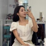 Choi Hee Instagram - 아직 3시지만 오늘 하루 요약 . Zip 설화수 라이브 넘 잘돼서 기분 좋게 퇴근해서 엄마랑 점심 먹고… 커피한잔 하고… 엄마가 사진을 엄청 잘 찍으시죠 ㅎㅎ 차앤맘도 오픈 첫날 많이 구매해주셔서 감사해요.. 🤍 오픈하자마자 주문건 130건 가까이.. 선착순 선물은 일찍 소진되었어요 🥹 그치만 우리에겐.. 제가 어제 마지막까지 넣어달라고 요청해서 가지고 오게된 38,000원 상당 비오틴 젤리가 있습니다. 신제품인데 새콤달콤 너무 맛있더라구요🍋 풀세트 구성 하시면 받아가시고 로션 2 선크림3 구성 같이 구매하시는 것도 추천이요! 👉7만원 이상 구매시 증정됩니다 😊 아이들 팔 다리도 발라주다보면 또 선크림 금방 쓰거든요. 오늘 저녁에 라이브 해볼게요! 그리고 날짜를 잘못 적었는데 내일은 소베맘 라이브가 있어요! 신제품 욕조와 샤워기를 메인으로 보여드려요. 제가 삶의 질 상승 육아템이라고 올렸던 그 제품이에요 😆 내일 오전 11시에 만나요😊