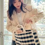 Choi Hee Instagram - 📣여러분~ 여러분의 의견을 듣고 싶어요. 📣 좋은 아이디어 주신 분들께 커피쿠폰 쏩니다🤍 여러분~~~ 쥬니백 정말 오랜만이죠? 제가 둘째 출산하면서 정말 바빠져서.. 제작을 못한지도 일년이 되었어요.. 그런데 지금도 진짜 꾸준히 문의주시고 기다릴거라 말씀해주시고… 감동받는 순간들이 한두번이 아니에요.. 쇼핑몰이나 아이 많이 가는 장소가면 꼭 쥬니백 드신분들 마주치고요.. 제 친구들, 지인들도 여전히 아이와 외출할때 무조건 쥬니백 들고 나가더라구요… 정말 너무 감사해요ㅠㅠ 저도 아이둘을 키우며 몇년째 쥬니백 쓰는데 결국엔 이게 제일 편하더라구요 ㅎㅎㅎ 쥬니백은 진짜 저에겐 너무 특별한 제품이거든요.. 쥬니백은 아이 이니셜을 새기는 버전과 네임텍이 없는 버전 두 가지로 출시되었었는데, 제가 오래 제작을 쉬면서 미리 구입해두었던 대량의 원단을 그대로 둘 수 없고, 제작 업체에도 언제까지 기다려달라 할 수 없어 미리 가방을 다 완성해놓았어요. 다만 이니셜이 새겨지는 버전이 아니고, 네임택이 없는 버전이에요. 쥬니백의 특성상 깔끔하게 마감하기 위해, 네임택을 원단에 붙인 후에 가방을 제작하거든요. 그래서 현재 보유중인 쥬니백은 이니셜 네임택 없이 완성되었어요. 다만 방법은 네임택을 따로 제작해 보내드리고 가방에 따로 여러분이 네임택을 다시는 방법이 있어요. 저도 샘플 가방은 네임택을 양면 테이프로 붙여서 사용했는데 안떨어지고 쭉 그대로 썼구요. 혹은 간단한 바느질로 고정해도 돼요! 쥬니백 네임택 없는 버전 구매하신 분들도 많으신데 그분들과 똑같은 가방이 가는거예요. 네임택 원하시면 붙였다 뗐다 자유롭게 하셔도 되고요.. 아님 처음부터 네임택 없는 버전으로 구매하실 수도 있구요! 그래서 이 가방을 정상가보다 할인된 가격이면 구매하실 분들이 계실까 궁금해요..! 그치만 쥬니백 기다려주시는 분들께도 좋은 방법이 될 수 있을 것 같고.. 제가 동일 디자인 쥬니백 제작은 당분간 없기에.. 이렇게 해보면 어떨까 생각이 들었어요.. 어떤 방법이 좋을까요~~~ 알려주세요…🤍 좋은 아이디어 주신 다섯분께 감사의 마음으로 제가 커피쿠폰 쏘겠습니다!!