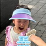 Choi Hee Instagram - 여러분 차앤맘은 무조건 하셔야해요… 차앤맘은 가격도 ✔️최저가이고, 공구를 그동안 거의 하지 않았던 브랜드이고 (지금껏 두번..?) 저희 마켓이 선크림 포함 첫 단독마켓이에요!!!😆 요즘 최희마켓 일 너무 잘하죠…? 🤍 여러분들의 파워로 단독 제품들도 좋은 혜택으로 가져옵니다! 늘 감사해요 🫶 ➕구성안에 이미 2 1 같은 혜택은 물론 모든 구성에 여러분이 투표해주신 구름 파우치가 가고요☁️ ➕7만원 이상 구매해주신 분들께 정상가 38,000원의 비오틴 젤리를 선물로 드려요!!! 진짜 이거 대박이에요… 제가 마지막까지 엄청 조율해서 가지고 온 선물입니다. 여러분 이거는 꼭 챙기셔야 정말 돈 버는 느낌? 💵입니다 ㅎㅎ 로션 워시 크림 선크림 풀 구성 하셔도 되고 로션2 선크림3 구성 하셔도 되고요! 7만원만 넘기시면 돼요!!! 비오틴 구미 진짜 괜찮더라구요~~~ 너무 맛있어요🍋 ➕내일 선착순 20분께는 이 선캡도 드릴거예요 ㅎㅎ 저도 복이 씌우는데 휘뚜루 마뚜루 잘 쓰게되고 편하고 차양막도 커서 진짜 유용해요! 물놀이시에도 강추! ✔️내일 오전 10시 ! 일찍 오셔서 구매해주세요 🤍 🔻만약 내일 4번 풀구성을 선착순 20분 안에 들어서 구매하시면 워시 로션 크림 선크림 구름파우치 비오틴구미 선캡을 단 71,900원이라는 말도 안되는 가격으로 가져가시는거예요!!! 진짜 여러분~~ 이 혜택은 🌟단독 혜택⭐️ 입니다! 7만원대로 우리 아이를 위한 풀 옵션과 엄마를 위한 비오틴 구미까지… 🤍 정~말 강추드립니다!!!! 😊 ✔️차앤맘은 평점이… 4.97이에요.. 왜 엄마들이 극찬할까요????? 바르면 우리 아이 피부가 말해줘요 ㅎㅎ 저도 차앤맘 바르고 복이 배 만지는데 깜짝 놀랐거든요. 보습력 최고! 성분 최고! 안정성 최고🤍 차앤맘에서만 사용할 수 있는 “피토세린“ 독자성분이 들어있어요. 차병원 차바이오의 기술력 말해 무엇해요. 차바이오 전문가들이 만든 독자성분으로 우리 아이 피부 장벽 강화하고 완벽 보습, 영양감까지 충분히 넣어주세요~~ ㅎㅎ 요즘따라 더 윤이나는 복이, 또복이 피부 보며 힐링해요☺️ 가격은 현재 적용전이고요, 미리보기 프로필 링크에 열어둘게요. (최종 배너 수정 중..) 📌내일 오전 10시에 가격 변경되니 변경 후 구매해주세요😊