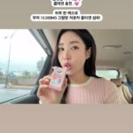 Choi Hee Instagram - 누적판매량 300만팩!!!! ❤️‍🔥 원래 드시던 분들도 공구 가격보고 쟁이시네요😆 저도 매일 먹으며 하루에 천원꼴로 콜라겐 무려 10,000mg을 채우고 있어요. 하루에 천원 투자해서… 미래의 나에게 보답하세요!! 나중에 노화가 급격하게 오면 분명 후회합니다 🥲 외국에서는 고함량 콜라겐 제품들이 엄청 인기인데, 아직 우리나라에서는 이런 고함량 제품들 찾기가 어려워요.. 왜냐면 원가가 비싸거든요..!!! 매일유업에 방문해서 미팅했을때 들은 이야긴데요, 이 가격에 이렇게 고함량 고품질의 콜라겐을 만들 수 있는건 매일유업이라 가능하대요. 워낙 음료설비시설들이 대규모라 잘 갖춰져있어서 자체적으로 생산할 수 있고, 또 원료자체도 대량으로 구매를 하기때문에 훨씬 더 가격 경쟁력이 있다고 해요. 그래서 진짜 흉내내지 못하는 이정도 고함량 고스펙의 제품을 .. 한팩에 천원꼴로 소개할 수가 있어요. 정말 말도 안되는 가격입니다.😆 한팩에 콜라겐 고함량 밀크세라마이드 비오틴까지 들어서 따로 비오틴 영양제 챙겨드시지 말고, 이거 하나로 끝낼 수 있어요! ✔️300만팩이나 팔린데는 이유가 있겠죠? 주요 질문들 정리해볼게요🔎 Q. 콜라겐 10,000mg 인 이유? 콜라겐은 단백질의 일종이며, 섭취량이 많을수록 흡수율도 높아집니다. 콜라겐을 섭취하면 발꿈치, 연골, 손발톱, 머리카락 등 다양한 곳으로 흩어지게 되므로 충분량을 섭취하는 것이 중요합니다. Q. 밀크 세라마이드는 어떤 성분인가요? 우유에서 유래한 세라마이드로써, 세라마이드는 피부의 가장 바깥(각질층)에 존재하며, 부족하게 되면 피부의 수분이 날아가게 되어 건조해지고, 먼지, 매연 등 외인성 물질이 들어오는 원인이 됩니다. 밀크세라마이드는 피부보호 조성용 특허물질을 받은 성분으로 콜라겐과 더욱 시너지 효과를 냅니다. Q. 맛이 궁금해요. 콜라겐은 원료 특성상 고유의 텁텁하고 비린맛이 있는데 매일유업은 음료, 주스 등 액상 기술력이 우수해서 콜라겐 함량을 고함량으로 넣었는데도 레몬소다맛으로 맛을 잘 구현해내어 꾸준히 드실 수 있습니다. Q. 임산부, 수유부도 섭취해도 괜찮을까요? 임산부, 수유부 분들도 섭취할 수 있습니다. 다만 전문 의료전문가와 상담 후 섭취를 권장드립니다. Q. 유통기한은 몇일일까요? 매일유업의 엄격한 품질관리 기준에 따라 신선도를 유지하기 위해 제조일로부터 6개월로 설정하였습니다. 가장 추천하는 구성은 3번 구성이에요. 콜라겐 72팩에 증정으로 가루 포 타입 콜라겐을 1box더 드려요. 집에선 팩타입 드시고 여행갈때 가루 타입 가져가세요 🤍 셀렉스 콜라겐 최저가로 구매하시고 이전 피드에 댓글 이벤트도 많이 참여해주세요~~😆