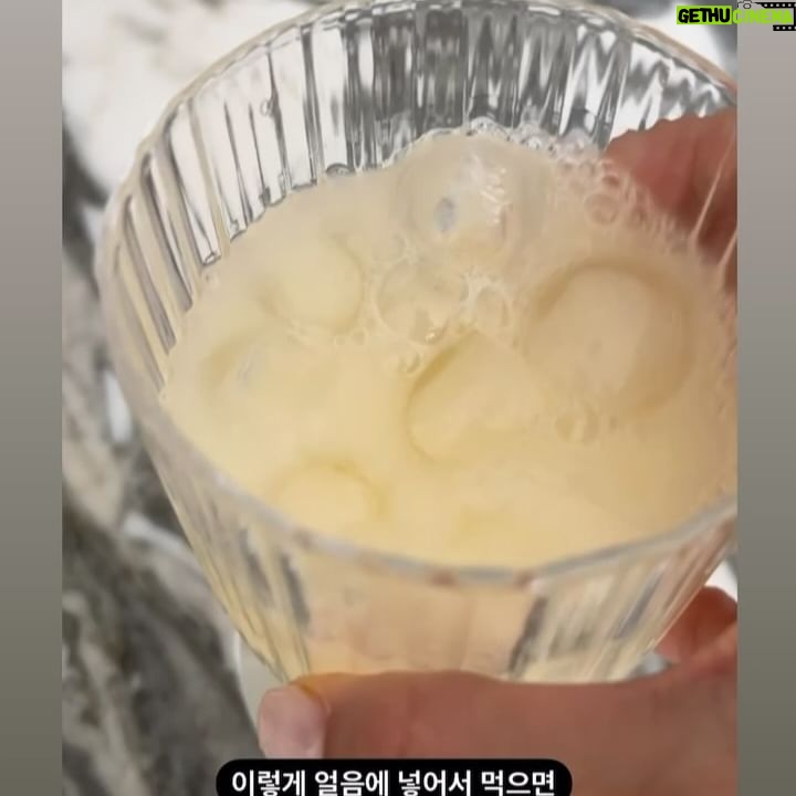 Choi Hee Instagram - 누적판매량 300만팩!!!! ❤️🔥 원래 드시던 분들도 공구 가격보고 쟁이시네요😆 저도 매일 먹으며 하루에 천원꼴로 콜라겐 무려 10,000mg을 채우고 있어요. 하루에 천원 투자해서… 미래의 나에게 보답하세요!! 나중에 노화가 급격하게 오면 분명 후회합니다 🥲 외국에서는 고함량 콜라겐 제품들이 엄청 인기인데, 아직 우리나라에서는 이런 고함량 제품들 찾기가 어려워요.. 왜냐면 원가가 비싸거든요..!!! 매일유업에 방문해서 미팅했을때 들은 이야긴데요, 이 가격에 이렇게 고함량 고품질의 콜라겐을 만들 수 있는건 매일유업이라 가능하대요. 워낙 음료설비시설들이 대규모라 잘 갖춰져있어서 자체적으로 생산할 수 있고, 또 원료자체도 대량으로 구매를 하기때문에 훨씬 더 가격 경쟁력이 있다고 해요. 그래서 진짜 흉내내지 못하는 이정도 고함량 고스펙의 제품을 .. 한팩에 천원꼴로 소개할 수가 있어요. 정말 말도 안되는 가격입니다.😆 한팩에 콜라겐 고함량 밀크세라마이드 비오틴까지 들어서 따로 비오틴 영양제 챙겨드시지 말고, 이거 하나로 끝낼 수 있어요! ✔️300만팩이나 팔린데는 이유가 있겠죠? 주요 질문들 정리해볼게요🔎 Q. 콜라겐 10,000mg 인 이유? 콜라겐은 단백질의 일종이며, 섭취량이 많을수록 흡수율도 높아집니다. 콜라겐을 섭취하면 발꿈치, 연골, 손발톱, 머리카락 등 다양한 곳으로 흩어지게 되므로 충분량을 섭취하는 것이 중요합니다. Q. 밀크 세라마이드는 어떤 성분인가요? 우유에서 유래한 세라마이드로써, 세라마이드는 피부의 가장 바깥(각질층)에 존재하며, 부족하게 되면 피부의 수분이 날아가게 되어 건조해지고, 먼지, 매연 등 외인성 물질이 들어오는 원인이 됩니다. 밀크세라마이드는 피부보호 조성용 특허물질을 받은 성분으로 콜라겐과 더욱 시너지 효과를 냅니다. Q. 맛이 궁금해요. 콜라겐은 원료 특성상 고유의 텁텁하고 비린맛이 있는데 매일유업은 음료, 주스 등 액상 기술력이 우수해서 콜라겐 함량을 고함량으로 넣었는데도 레몬소다맛으로 맛을 잘 구현해내어 꾸준히 드실 수 있습니다. Q. 임산부, 수유부도 섭취해도 괜찮을까요? 임산부, 수유부 분들도 섭취할 수 있습니다. 다만 전문 의료전문가와 상담 후 섭취를 권장드립니다. Q. 유통기한은 몇일일까요? 매일유업의 엄격한 품질관리 기준에 따라 신선도를 유지하기 위해 제조일로부터 6개월로 설정하였습니다. 가장 추천하는 구성은 3번 구성이에요. 콜라겐 72팩에 증정으로 가루 포 타입 콜라겐을 1box더 드려요. 집에선 팩타입 드시고 여행갈때 가루 타입 가져가세요 🤍 셀렉스 콜라겐 최저가로 구매하시고 이전 피드에 댓글 이벤트도 많이 참여해주세요~~😆