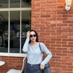 Choi Hee Instagram - 저 베이글 진짜 좋아하거든요 ㅎㅎㅎㅎ 아침부터 애들 준비시켜서 베이글 오픈런 하러왔어요 🥨 아침 애들데리고 나오기 난이도.. 아시죠? 그 난이도를 이길만큼 베이글 맛집이에요..!!!!! 특히 무화과 베이글 넘 좋아하는데 최고.. 잠봉뵈르도 맛나고요. 마곡에 #베이글리스트 예요 ㅎㅎ 월요일 오픈할 스프링 스트링스 미리 보여드리려고 흐린 날에도 꿋꿋이 선글라스 쓰고 있어요 ㅋㅋㅋ 힙해보이고 부은 얼굴도 가려지고 좋은데요? 😆 두가지 디자인 네가지 컬러인데 첫번째는 진짜 트렌디하고 힙해보이고요. 두번째는 클래식하고 우아한 디자인이에요. 뭘 좋아하실지 몰라 둘다 준비해왔어요🤍 가격도 18만원대로 다른 브랜드 선글라스에 비해 넘넘 좋죠?😆 📌스프링스트링스는 다음주 월요일 10시에 올게요!
