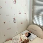 Choi Hee Instagram - 이사온지 9개월.. 드디어 저희 서후방을 만들어줬습니다. 용산집 서후방은 넓었어서 상대적으로 이것저것 할 수 있었는데 이집은 서후 방이 좁아서 요리조리 머리를 굴려가며 그래도 아기 방 감성을 놓치지 않고 제가 좋아하는 무드를 넣어봤어요. 우리 아이방인데 감성 포기 못하죠… ㅋㅋㅋㅋ 도배 아닌 스티커구요! 바닥 시공 아닌 러그입니다 ㅎㅎ 제가 그동안 장바구니에 담아두었던 아기방 가구, 패브릭, 소품들 소개해보았어요😆 우리 꿀잼희님들 덕분에 이탈리아 프리미엄 브랜드 돌레란 키즈 전용 매트리스 브랜드 플립의 광고도 담게 되었어요. 광고지만 저희집도 쭉 사용하고 있는데 정말 너무 좋은 매트리스예요. 특히 아이의 성장에 맞춰 설계돼 있는 기존에 없던 키즈 전용 매트리스라 더욱 강추 드리고파요! 아이의 성장을 고려했다니.. 지금껏 이런 매트리스는 없었죠 ㅎㅎ 저도 누워서 자보기도 했는데 꿀잠이 절로 오는… 너무 좋은 매트리스더라구요ㅎㅎ 매트리스를 좋은 가격으로 렌트하는 방법도 올려두었어요! 이번 영상도 많은 관심 부탁드립니다 🤍 링크는 프로필에 걸어둘게요😊 #아이방꾸미기 #아기방꾸미기