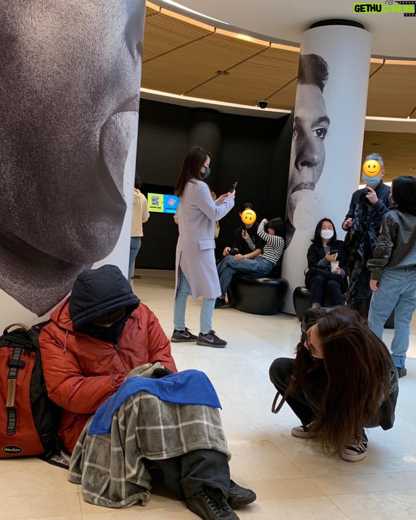 Choi Ji-woo Instagram - #leeum_exhibition #mauriziocattelan