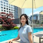 Choi Seol-hwa Instagram - . 당장 뛰어들어서 잠수하고 싶댜..🩵🌊🐳 제주 골프연습장 광고 때문에 와서 메종글래드 호텔에 머무는데 오 여기 좋네요✨ 예뿌✨ 지금 공구 중인 에스테틱 관리는 #작은얼굴 #레이저리프팅 (하이프) 이렇게 하고 있어요✨ 효과는 제가 직접 봐서 공구를 열게 되었고 100%‼️ 위치는 청담동이에요😊 저 관리 후에 포샵은 색감보정 외에 거의 안한다고 보시면 됩니댜✨ 6/7까지니 많관부🩵