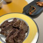 Choi Seol-hwa Instagram - . LA갈비 좋아하는 사람들 다 모여!!! 5/1부터 5/3까지 무려 초이스 등급을 27%나 네고 받아와서 할인 들어가니까 좋은 선물하시고 가족과 함께 따뜻한 식사하세요🤍 2.5kg 한세트 준비되어 있어요! 저는 이게 뼈무게 일줄 알았는데 고기 자체가 두툼하게 들어가 있어요😊 그리고 초이스 등급 답게 마블링도 곱게 잘 들어가 있고 고소하면서 잡내 없이 부드러워요! 저 냄새에 민감하고 고기 질기면 안먹는 스타일이에용ㅎㅎ 근데 이거 정말 잡내 없고 부드러워서 너무 좋더라구요. 양념에 재울 때도 연육 부드럽게하는 재료는 조금만 넣어도 충분 할 거 같아요❗️ 내일 5/1~5/3까지 27% 할인 저 믿어보세요🤍
