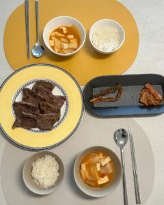 Choi Seol-hwa Instagram - . LA갈비 좋아하는 사람들 다 모여!!! 5/1부터 5/3까지 무려 초이스 등급을 27%나 네고 받아와서 할인 들어가니까 좋은 선물하시고 가족과 함께 따뜻한 식사하세요🤍 2.5kg 한세트 준비되어 있어요! 저는 이게 뼈무게 일줄 알았는데 고기 자체가 두툼하게 들어가 있어요😊 그리고 초이스 등급 답게 마블링도 곱게 잘 들어가 있고 고소하면서 잡내 없이 부드러워요! 저 냄새에 민감하고 고기 질기면 안먹는 스타일이에용ㅎㅎ 근데 이거 정말 잡내 없고 부드러워서 너무 좋더라구요. 양념에 재울 때도 연육 부드럽게하는 재료는 조금만 넣어도 충분 할 거 같아요❗️ 내일 5/1~5/3까지 27% 할인 저 믿어보세요🤍