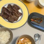 Choi Seol-hwa Instagram - . LA갈비 좋아하는 사람들 다 모여!!! 5/1부터 5/3까지 무려 초이스 등급을 27%나 네고 받아와서 할인 들어가니까 좋은 선물하시고 가족과 함께 따뜻한 식사하세요🤍 2.5kg 한세트 준비되어 있어요! 저는 이게 뼈무게 일줄 알았는데 고기 자체가 두툼하게 들어가 있어요😊 그리고 초이스 등급 답게 마블링도 곱게 잘 들어가 있고 고소하면서 잡내 없이 부드러워요! 저 냄새에 민감하고 고기 질기면 안먹는 스타일이에용ㅎㅎ 근데 이거 정말 잡내 없고 부드러워서 너무 좋더라구요. 양념에 재울 때도 연육 부드럽게하는 재료는 조금만 넣어도 충분 할 거 같아요❗️ 내일 5/1~5/3까지 27% 할인 저 믿어보세요🤍