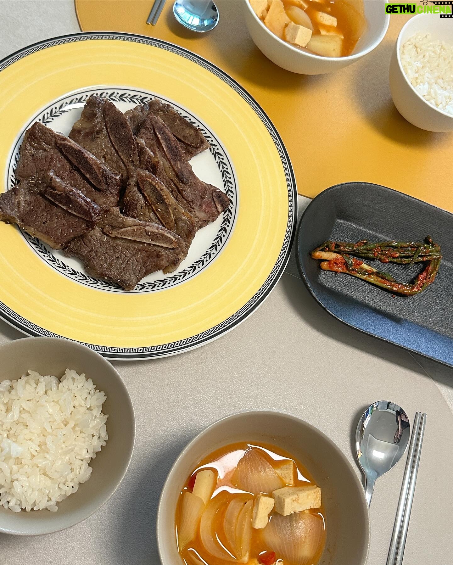 Choi Seol-hwa Instagram - . LA갈비 좋아하는 사람들 다 모여!!! 5/1부터 5/3까지 무려 초이스 등급을 27%나 네고 받아와서 할인 들어가니까 좋은 선물하시고 가족과 함께 따뜻한 식사하세요🤍 2.5kg 한세트 준비되어 있어요! 저는 이게 뼈무게 일줄 알았는데 고기 자체가 두툼하게 들어가 있어요😊 그리고 초이스 등급 답게 마블링도 곱게 잘 들어가 있고 고소하면서 잡내 없이 부드러워요! 저 냄새에 민감하고 고기 질기면 안먹는 스타일이에용ㅎㅎ 근데 이거 정말 잡내 없고 부드러워서 너무 좋더라구요. 양념에 재울 때도 연육 부드럽게하는 재료는 조금만 넣어도 충분 할 거 같아요❗️ 내일 5/1~5/3까지 27% 할인 저 믿어보세요🤍