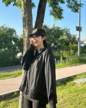 Choi Seol-hwa Instagram - .
일욜 알차게 보내따🩵
저 최근에 얼태기 제대로 왔어서 사진도 안찍었었는데 페이셜 마사지랑 관리 받으면서 다시 찍고 있어요ㅋㅋ

요 몇개월간 느낀건 관리 잠시 안하면 한순간에 무너진다는걸 몸소 느껴서 자외선 차단패치 열심히 붙히고 다니고 선크림 실내에서도 바르고 운전 할 때 팔톡시 꼭 끼고..ㅋㅋㅋㅋ
더 말하면 과하게 햇빛과 싸운다고 할까봐 여기까지 할게요ㅋㅋ

결론은 식약처허가받은 피부에 좋은 그린티 골프패치 이틀후인 21일에 60% 이상 할인 공구 진행하니까 이번에 왕창 쟁여두시길🩵