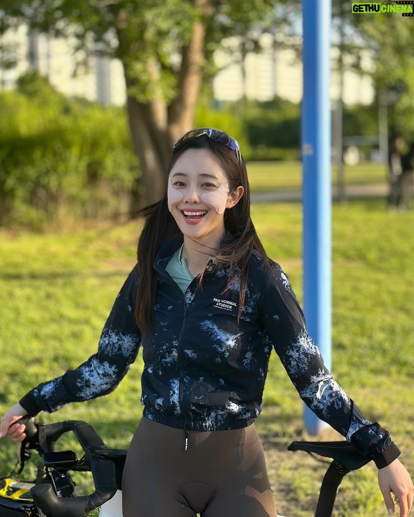 Choi Seol-hwa - 3 Likes - #공구예정
야외 스포츠하시는 분들 집중🌞
자외선 차단패치를 가져와봤어요!
✅그린티 골프패치는 피부의 좋은 11가지 자연유래성분이 담겨있어요🍀
그리고 이제 걷기만해도 땀 나는 날씨 오는데 땀 조금 흘리면 너덜너덜 떨어지는 접착성음 저리가라 딱 잘 붙어있는 접착성을 갖고 있어요!
보통 라운딩 나가면 18홀 중간에 너덜너덜 떨어지는데 그림티패치는 샤워하기 전까지 잘 붙어있어서 좋더라고요
✅우수한 통기성과 땀 흡수력 덕분에 잘 붙어있나봐요. 유독 잘 붙어있더라고요.
✅선크림의 자외선 차단율은 93%정도 밖에 안된다는 사실을 아세요?
그린티 자와선 차단패치는 98.9%의 자외선 차단율을 갖고 있어요🌞 그래서 저는 주근깨가 제일 잘 생기는 곳에 싹 가져다 붙혀요🌞
✅그리고 그린티 패치의 디자인이 얼굴의 곡률과 유사하게 디자인을 해서 V라인처럼 갸름해 보이는 효과도 있어용✌🏻
🛑최소 60%에서 최대 66%까지 할인 끌고 와있으니 이번에 잔뜩 사두시고 올 여름에 주구장창 사용하세요.
접착력과 사이즈는 절대 후회 없을거예요❗️왜냐하면 저도 이것 저것 많이 사용해봤기 때문이쥬ㅎ
🛑사은품으로 제가 붙히고 있는 볼패치형을 주문하시면 최대 세박스까지 마스크형패치를 사은품으로 드려요✨😍