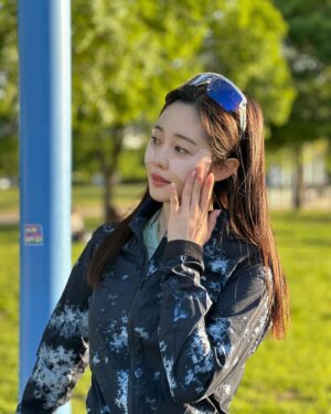 Choi Seol-hwa Instagram - #공구예정 
야외 스포츠하시는 분들 집중🌞
자외선 차단패치를 가져와봤어요!

✅그린티 골프패치는 피부의 좋은 11가지 자연유래성분이 담겨있어요🍀
그리고 이제 걷기만해도 땀 나는 날씨 오는데 땀 조금 흘리면 너덜너덜 떨어지는 접착성음 저리가라 딱 잘 붙어있는 접착성을 갖고 있어요! 
보통 라운딩 나가면 18홀 중간에 너덜너덜 떨어지는데 그림티패치는 샤워하기 전까지 잘 붙어있어서 좋더라고요
✅우수한 통기성과 땀 흡수력 덕분에 잘 붙어있나봐요. 유독 잘 붙어있더라고요. 
✅선크림의 자외선 차단율은 93%정도 밖에 안된다는 사실을 아세요? 
그린티 자와선 차단패치는 98.9%의 자외선 차단율을 갖고 있어요🌞 그래서 저는 주근깨가 제일 잘 생기는 곳에 싹 가져다 붙혀요🌞
✅그리고 그린티 패치의 디자인이 얼굴의 곡률과 유사하게 디자인을 해서 V라인처럼 갸름해 보이는 효과도 있어용✌🏻

🛑최소 60%에서 최대 66%까지 할인 끌고 와있으니 이번에 잔뜩 사두시고 올 여름에 주구장창 사용하세요.
접착력과 사이즈는 절대 후회 없을거예요❗️왜냐하면 저도 이것 저것 많이 사용해봤기 때문이쥬ㅎ
🛑사은품으로 제가 붙히고 있는 볼패치형을 주문하시면 최대 세박스까지 마스크형패치를 사은품으로 드려요✨😍