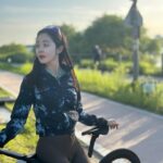 Choi Seol-hwa Instagram - #공구예정 야외 스포츠하시는 분들 집중🌞 자외선 차단패치를 가져와봤어요! ✅그린티 골프패치는 피부의 좋은 11가지 자연유래성분이 담겨있어요🍀 그리고 이제 걷기만해도 땀 나는 날씨 오는데 땀 조금 흘리면 너덜너덜 떨어지는 접착성음 저리가라 딱 잘 붙어있는 접착성을 갖고 있어요! 보통 라운딩 나가면 18홀 중간에 너덜너덜 떨어지는데 그림티패치는 샤워하기 전까지 잘 붙어있어서 좋더라고요 ✅우수한 통기성과 땀 흡수력 덕분에 잘 붙어있나봐요. 유독 잘 붙어있더라고요. ✅선크림의 자외선 차단율은 93%정도 밖에 안된다는 사실을 아세요? 그린티 자와선 차단패치는 98.9%의 자외선 차단율을 갖고 있어요🌞 그래서 저는 주근깨가 제일 잘 생기는 곳에 싹 가져다 붙혀요🌞 ✅그리고 그린티 패치의 디자인이 얼굴의 곡률과 유사하게 디자인을 해서 V라인처럼 갸름해 보이는 효과도 있어용✌🏻 🛑최소 60%에서 최대 66%까지 할인 끌고 와있으니 이번에 잔뜩 사두시고 올 여름에 주구장창 사용하세요. 접착력과 사이즈는 절대 후회 없을거예요❗️왜냐하면 저도 이것 저것 많이 사용해봤기 때문이쥬ㅎ 🛑사은품으로 제가 붙히고 있는 볼패치형을 주문하시면 최대 세박스까지 마스크형패치를 사은품으로 드려요✨😍