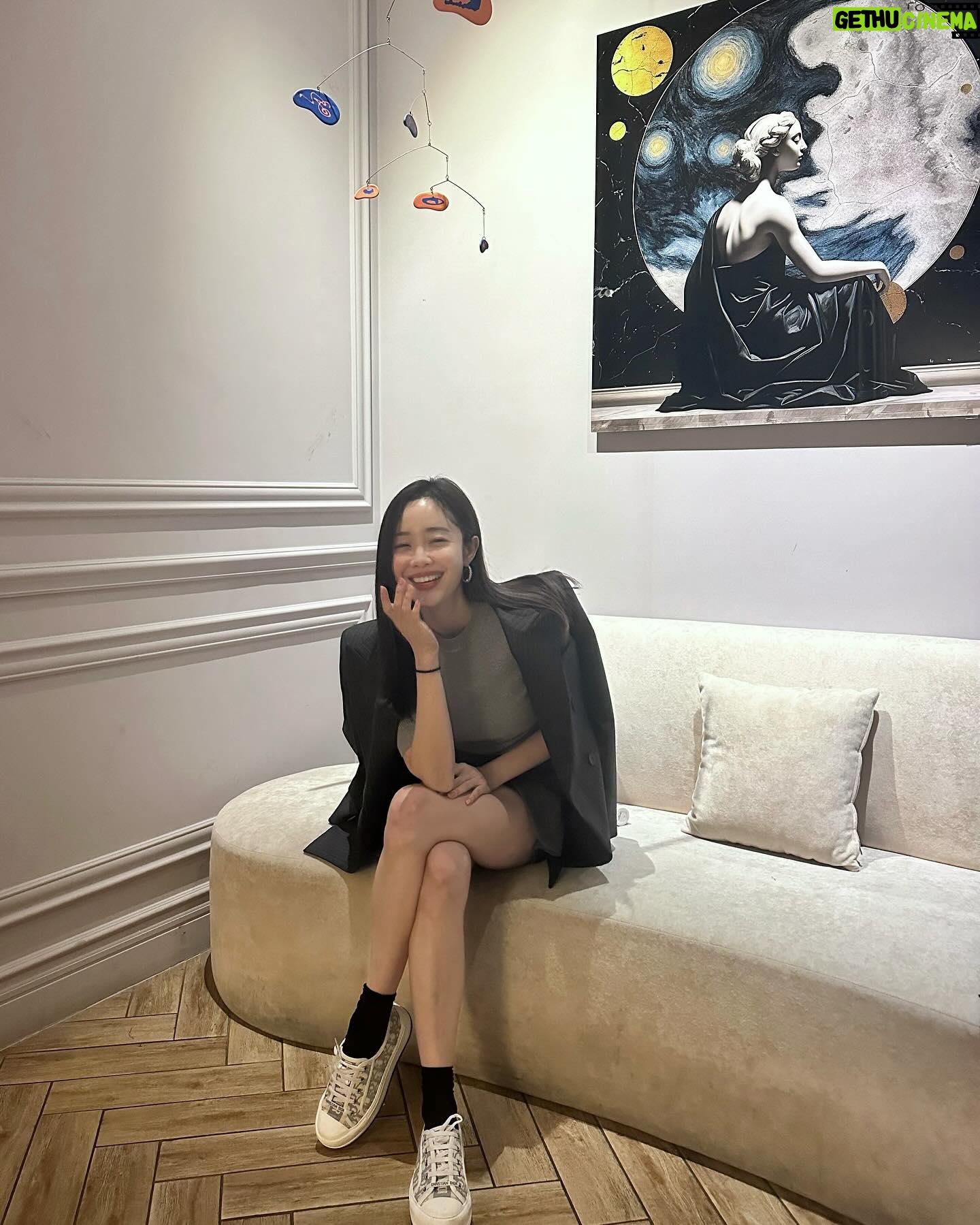 Choi Seol-hwa Instagram - . 산타마리아 노벨라 인기 향수들은 이미 품절이에요! 산마노 뷰티에 #로사가드나워시 랑 핸드크림 지금 품절 전에요! 이건 선물용으로도 좋고 재구매율이 가장 높아요‼️ 그래서 안써보신 분들도 사용해보시는거 추천‼️ 그리고 프레데릭 말 향수는 향이 많아서 풋 고르신 분들 많은데 이 향이 사람들이 제일 많이 찾는 향이에요‼️ 이 향이 저는 젤 좋아요 우디한 향🩵 고르기 어려우신 분들 저에게 물어보세용