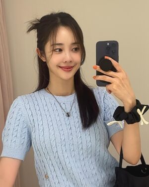 Choi Seol-hwa Instagram - #공구예정 오늘 자정부터 7일 금요일까지! 최대 33% 할인 공구 들어가요✨

저 리얼로 턱선 살아났어요❗️
처음 받아보고 완전 삘받아서 주 1회씩 두번째 받고 공구 제안해서 공구 받아왔어요❗️
저는 어제 20회 더 결제했어요😊

근막마사지로 순환이 돼서 그런지 피부가 맑아지고 작아지더라고요✨ 제일 좋았던건 턱선 살아난거V!
엄마도 오랜만에 보더니 턱 사라졌다고 하더라고요ㅋㅋ 나이들면 떨어지는 턱살ㅠㅡㅠㅋㅋ
그리고 저는 광대에 살이 많아서 무거울텐데 얘도 은근 올라가더라구요 신기했어요.

지금 저는 작은얼굴 관리랑 하이프 리프팅레이저 같이 받고 있잖아요! 
어제가 주1회씩 4회차인데 5회까지는 연달아 받고 그 다음은 2주에 한 번씩 받으려구요.
지금 당장은 급해서 빨리 올려주고 그 다음은 유지 느낌으루ㅎㅎ
여자라면.. 관리 욕심 10000% 아닝가여..😍

위치는 청담동 먼투썬 바로 옆건물이에요!
오늘 자정부터니까 같이 많이 예뻐져유🩵🩵