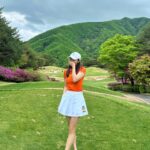 Choi Seol-hwa Instagram - . #광고 혼가먼트 X 스머프 콜라보 출시🙉 혼가먼트에서 캐릭터 #스머프 알죠? 스머프랑 공식 콜라보레이션 아이템을 출시했어요!! 저는 오렌지가 너무 예뻐서 단번에 픽했어요😄 치마바지도 너무 예쁘고 상콤해서 바로 골랐는데 스윙 할 때도 꽤 편해서 놀랬어요! 사실 좀 불편 할 수도 있겠다 생각했었는데 치마바지라서 편하고 상의는 왜 또 편한건지..ㅎㅎㅎ 정말 편했고 스머프가 포인트라서 엄청 스포티하지도 않아서 더 좋았어요. 함께 있던 멤버들이 스머프 귀엽다고 브랜드 물어보더라구요😃 #혼가먼트 #HORNGARMENT #골프웨어 많이 사랑해주세요🤍