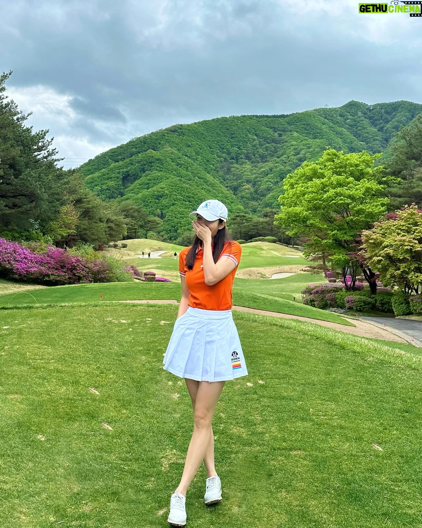 Choi Seol-hwa - 3 Likes - .
#광고 혼가먼트 X 스머프 콜라보 출시🙉
혼가먼트에서 캐릭터 #스머프 알죠? 스머프랑 공식 콜라보레이션 아이템을 출시했어요!!
저는 오렌지가 너무 예뻐서 단번에 픽했어요😄
치마바지도 너무 예쁘고 상콤해서 바로 골랐는데 스윙 할 때도 꽤 편해서 놀랬어요!
사실 좀 불편 할 수도 있겠다 생각했었는데 치마바지라서 편하고 상의는 왜 또 편한건지..ㅎㅎㅎ 정말 편했고 스머프가 포인트라서 엄청 스포티하지도 않아서 더 좋았어요.
함께 있던 멤버들이 스머프 귀엽다고 브랜드 물어보더라구요😃
#혼가먼트 #HORNGARMENT #골프웨어 많이 사랑해주세요🤍