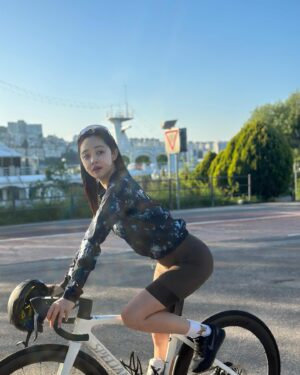 Choi Seol-hwa Instagram - .
자외선이 너무 쎄서 깜놀..
자전거 기어는 왜 충전을 안해갔누..