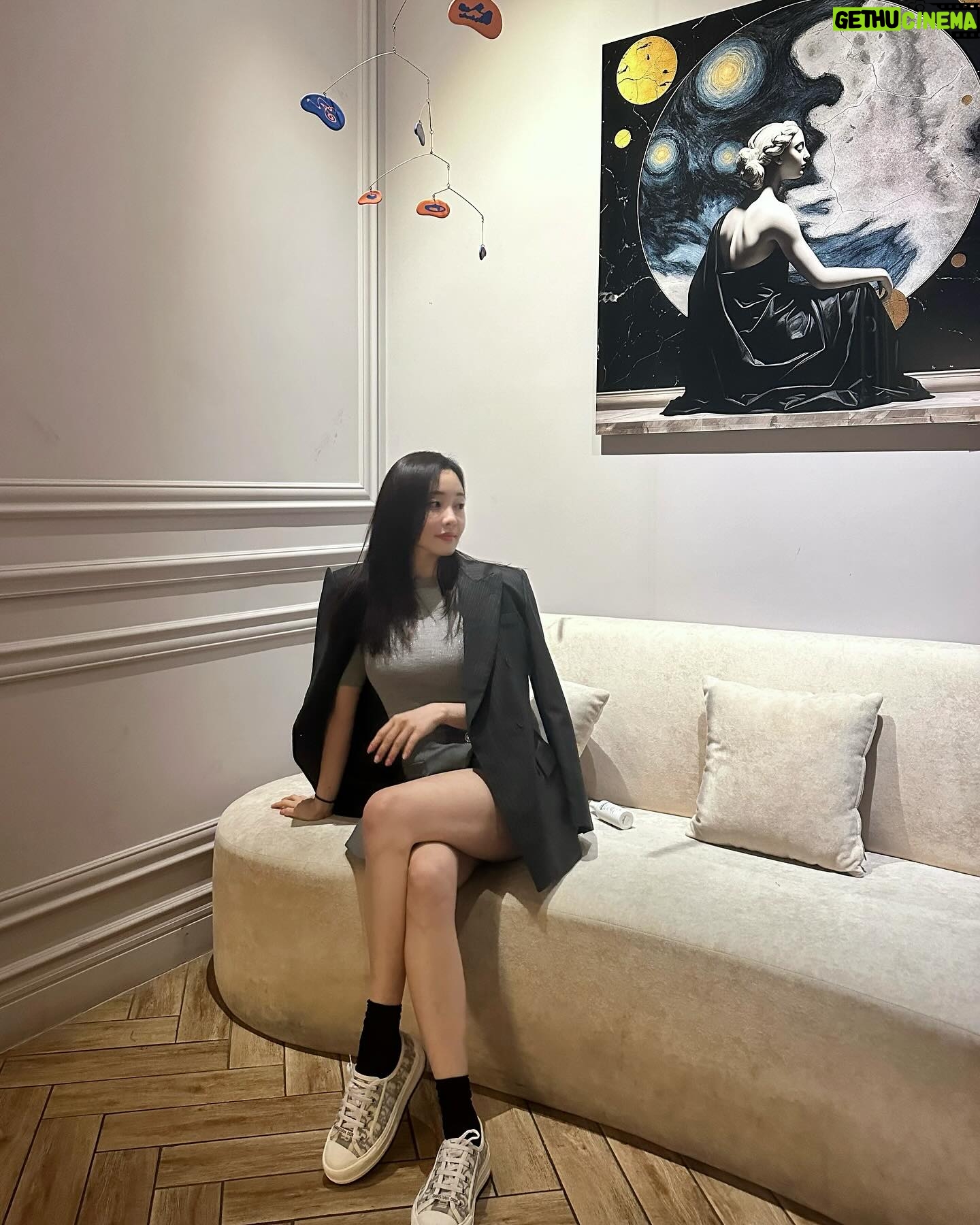 Choi Seol-hwa Instagram - . 산타마리아 노벨라 인기 향수들은 이미 품절이에요! 산마노 뷰티에 #로사가드나워시 랑 핸드크림 지금 품절 전에요! 이건 선물용으로도 좋고 재구매율이 가장 높아요‼️ 그래서 안써보신 분들도 사용해보시는거 추천‼️ 그리고 프레데릭 말 향수는 향이 많아서 풋 고르신 분들 많은데 이 향이 사람들이 제일 많이 찾는 향이에요‼️ 이 향이 저는 젤 좋아요 우디한 향🩵 고르기 어려우신 분들 저에게 물어보세용