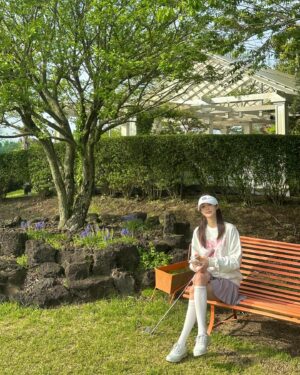 Choi Seol-hwa Instagram - #광고 얼마전에 다녀온 제주도의 파3 골프연습장🏝️
gdr에서 연습 후 인도어 vip실에 깔려있는 골프존에서 게임도 즐길 수 있고 야외 연습장은 조경이 예술이라 연습하면서 힐링 제대로 하고 올 수 있는 곳🏝️✨
심지어 이곳 회장님께서 직접 만드신 레고들이 가득한 레고 박물관도 있어요🚂🧸
남친이랑 가서 연습하고 구경하고 힐링하고 오고 싶어여..🩵