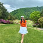 Choi Seol-hwa Instagram - . #광고 혼가먼트 X 스머프 콜라보 출시🙉 혼가먼트에서 캐릭터 #스머프 알죠? 스머프랑 공식 콜라보레이션 아이템을 출시했어요!! 저는 오렌지가 너무 예뻐서 단번에 픽했어요😄 치마바지도 너무 예쁘고 상콤해서 바로 골랐는데 스윙 할 때도 꽤 편해서 놀랬어요! 사실 좀 불편 할 수도 있겠다 생각했었는데 치마바지라서 편하고 상의는 왜 또 편한건지..ㅎㅎㅎ 정말 편했고 스머프가 포인트라서 엄청 스포티하지도 않아서 더 좋았어요. 함께 있던 멤버들이 스머프 귀엽다고 브랜드 물어보더라구요😃 #혼가먼트 #HORNGARMENT #골프웨어 많이 사랑해주세요🤍