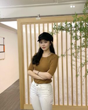 Choi Seol-hwa Instagram - .
19년도의 난 진촤 영했당.. 애기였당..
19년도에 사용하던 폰 보면서 추억팔이하다가 멘탈 내려앉았댜😀🫠
3년 만에 피부 탄력이 이렇게 달라진다구?? 
나 울어😭😭😭
그래서 저 관리 더 열심히 해야겠어요🧐