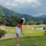 Choi Seol-hwa Instagram - . #광고 혼가먼트 X 스머프 콜라보 출시🙉 혼가먼트에서 캐릭터 #스머프 알죠? 스머프랑 공식 콜라보레이션 아이템을 출시했어요!! 저는 오렌지가 너무 예뻐서 단번에 픽했어요😄 치마바지도 너무 예쁘고 상콤해서 바로 골랐는데 스윙 할 때도 꽤 편해서 놀랬어요! 사실 좀 불편 할 수도 있겠다 생각했었는데 치마바지라서 편하고 상의는 왜 또 편한건지..ㅎㅎㅎ 정말 편했고 스머프가 포인트라서 엄청 스포티하지도 않아서 더 좋았어요. 함께 있던 멤버들이 스머프 귀엽다고 브랜드 물어보더라구요😃 #혼가먼트 #HORNGARMENT #골프웨어 많이 사랑해주세요🤍