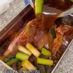 Choi Seol-hwa Instagram - . 이미 초이스 등급의 #LA갈비 를 아시는 분들이 역시 많네요!? 처음에 잡내 확인하려고 허브솔트만 살짝 뿌려 구워 먹다가 잡내 없고 육즙 가득 고소한거 확인하고 어제 냉동 La갈비 1.5kg 꺼내서 양념작업했어요❗️ 초이스 등급은 살코기가 두꺼운걸 자랑해요❗️ 그래서 처음 봤을 때 저는 놀랬어요ㅎㅎ 그리고 6-7-8번 부위가 13가지 갈비 중에 제일 부드럽고 육즙이 풍부해요❗️ 뼈 무게가 적고 살코기 양이 많은 2.5kg 선물용 LA갈비는 딱! 내일 자정까지 27% 할인 적용 되니까 어버이 날 스승의 날에 좋은 선물 그리고 가족 그리고 애인이랑 단란하게 식사하세요🩷