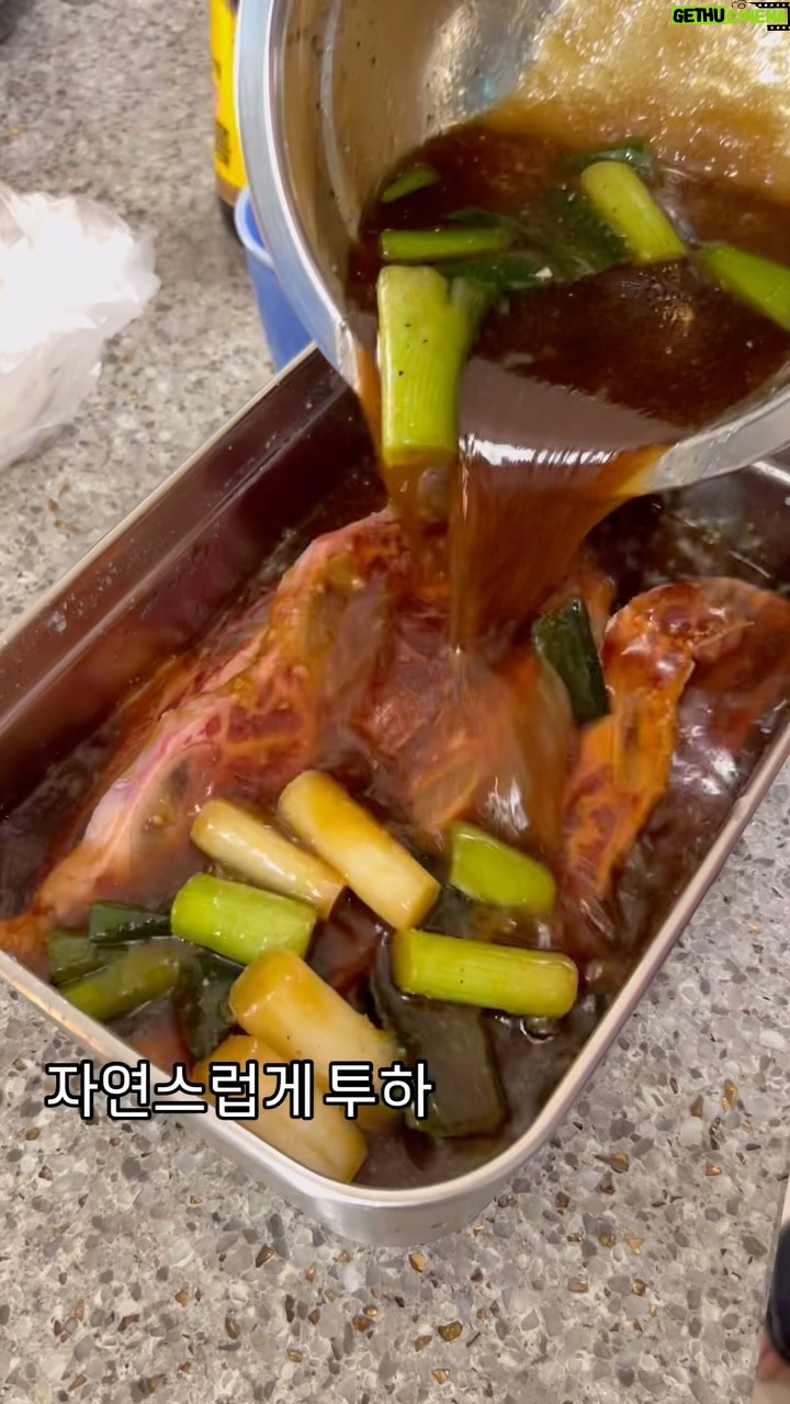 Choi Seol-hwa Instagram - . 이미 초이스 등급의 #LA갈비 를 아시는 분들이 역시 많네요!? 처음에 잡내 확인하려고 허브솔트만 살짝 뿌려 구워 먹다가 잡내 없고 육즙 가득 고소한거 확인하고 어제 냉동 La갈비 1.5kg 꺼내서 양념작업했어요❗️ 초이스 등급은 살코기가 두꺼운걸 자랑해요❗️ 그래서 처음 봤을 때 저는 놀랬어요ㅎㅎ 그리고 6-7-8번 부위가 13가지 갈비 중에 제일 부드럽고 육즙이 풍부해요❗️ 뼈 무게가 적고 살코기 양이 많은 2.5kg 선물용 LA갈비는 딱! 내일 자정까지 27% 할인 적용 되니까 어버이 날 스승의 날에 좋은 선물 그리고 가족 그리고 애인이랑 단란하게 식사하세요🩷