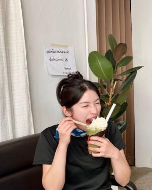 Chollatorn Pratchyaroongroj Instagram - กว่าจะกล้ากลับมาหน้าสดออกนอกบ้าน โปรดชมวีดีโอที่ 3 แล้วจะรู้สาเหตุ 🥹

ช่วงตุลาปีที่แล้ว เป็นช่วงที่ท้อแท้เพราะสิวขึ้นเต็มแก้มเลย และพอหายมันก็ทิ้งรอยแดงไว้เต็มไปหมด 
แต่เมื่อขึ้นมาแล้วก็ต้องทำใจ ต้องรักษา ค่อยๆเคลียร์ไปทีละขั้นตอน ล่าสุดไปเจอทางลัดรักษาสิวที่ @freshcodeclinic 
ฝีมือพี่ๆที่กดสิวให้ที่นี่คือยกให้เป็นอันดับต้นในใจ แบบว่าถูกองศาถูกใจจริงๆ พวกอุดตันที่เตรียมอักเสบหายหมด จากนั้นก็ทำ Dual Yellow ลดรอยแดงไปสองครั้งช่วงพ.ย.และธ.ค. นับจากตุลาที่เป็นช่วงพีคของสิว ผ่านมาประมาณ 3 เดือน จนวันนี้เหลือรอยแค่รูปท้ายๆ พอใจมากเลย ไม่ต้องเมคอัพหนักๆปิดสิวแล้ว วันที่ไม่เจอใครมากก็แค่กันแดดแล้วจบ ชีวิตกลับมาง่ายขึ้นอีกครั้ง นอกจากเมยตูแล้วก็ Dual Yellow นี่แหละที่ช่วยให้เรามั่นใจ ผลพลอยได้คือหน้าเงาผิวละเอียดขึ้นด้วย ✨

จริงๆก็พยายามหาสาเหตุว่าทำไมอยู่ๆสิวระเบิดขนาดนั้นจนคิดว่าน่าจะเพราะเปลี่ยน remover จาก micellar เป็น cleansing milk น่าจะไม่ถูกโฉลกกับเรา ตอนนี้กลับมาใช้ micellar เหมือนเดิมแล้วดีขึ้นแล้วค่ะ ขอเป็นกำลังใจให้คนเป็นสิวทุกคน เดี๋ยวมันก็ผ่านไปนะ พยายามแกะรูทีนตัวเองให้ได้ว่าใช้อะไรผิดไป และหาทางรักษาอย่างถูกวิธี ปรึกษาคุณหมอด้วยจะได้หายไวไวค่ะ 🫶🏻