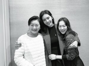 Choo Ja-hyun Instagram - 연말은 가족과 함께~~~
나의 엄마 내동생들 사랑합니다💜