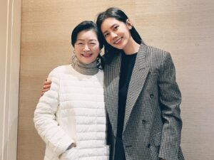 Choo Ja-hyun Instagram - 연말은 가족과 함께~~~
나의 엄마 내동생들 사랑합니다💜